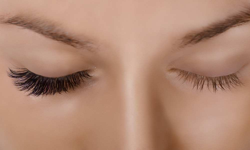 How to take eyelash glue off​