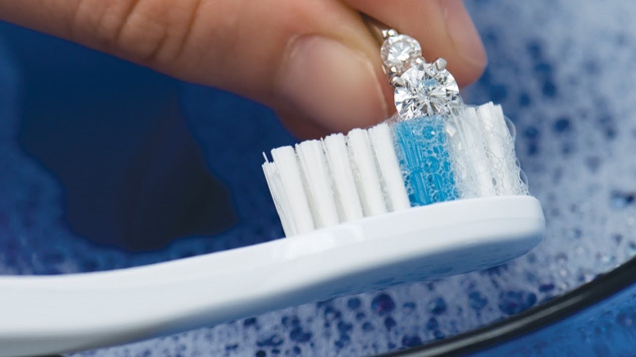 How to clean diamond earrings​